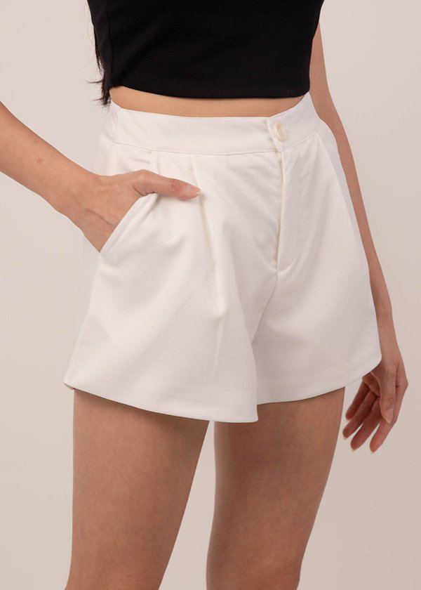 Signature Basic Shorts in White