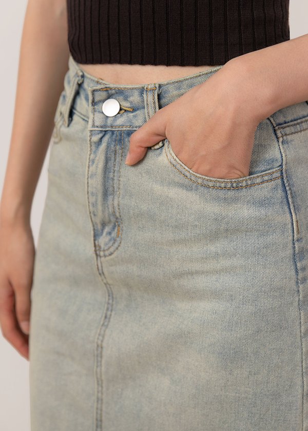 Slit Motion Denim Pencil Skirt in Light Wash