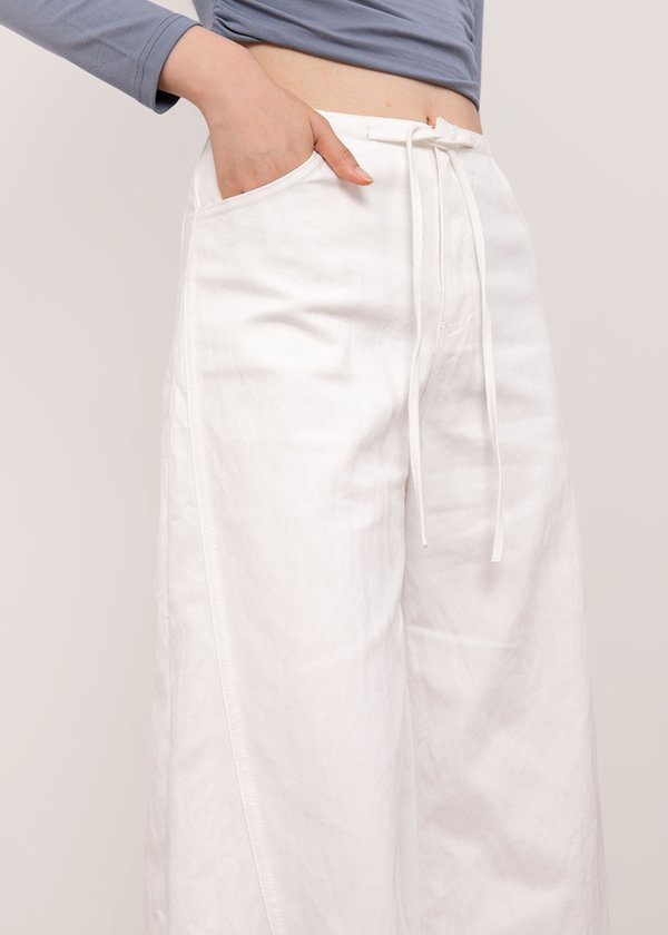 The Ease Barrel Jeans in White