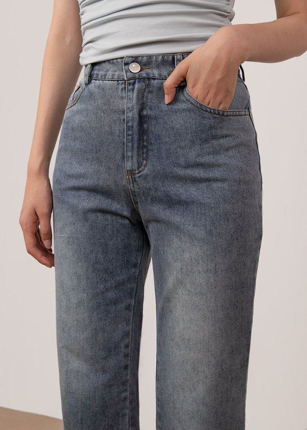 Retroease Mom Jeans in Mid Wash