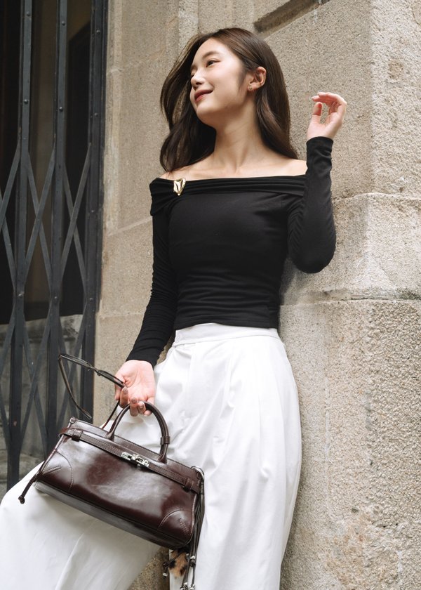 Sorelle Off Shoulder Ruched Top in Black