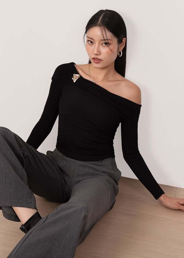 Sorelle Off Shoulder Ruched Top in Black