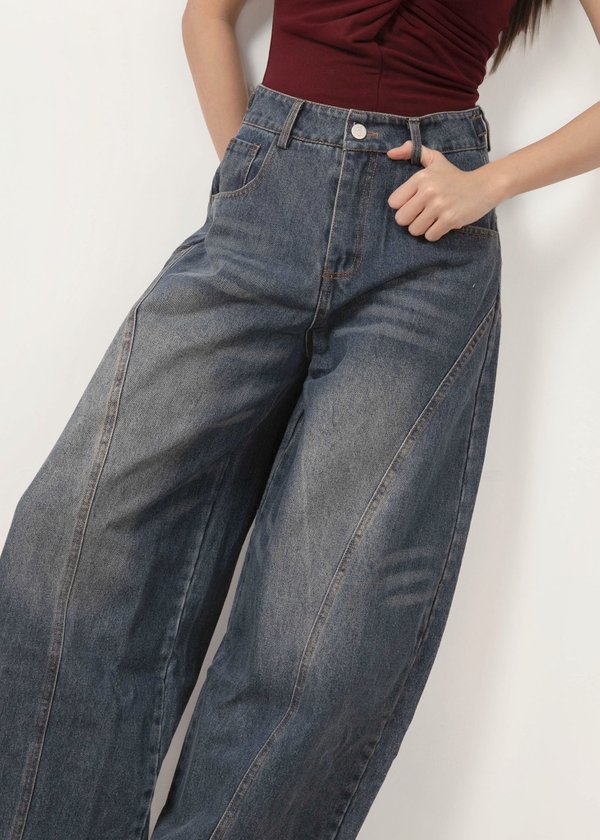 Rogue Barrel Jeans in Mid Wash