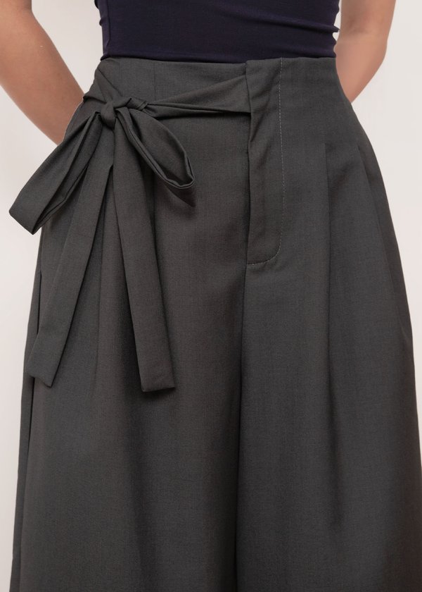 Prestige Highwaisted Pants in Graphite Grey