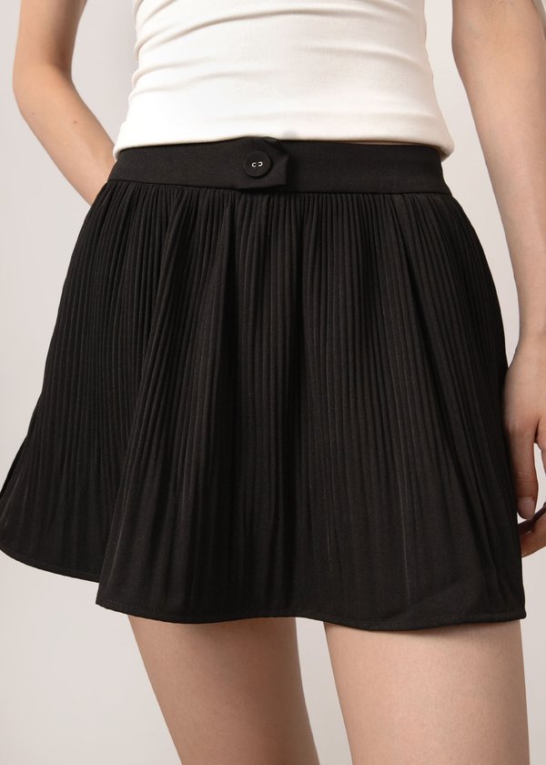 Elodie Pleated Highwaisted Skorts in Black