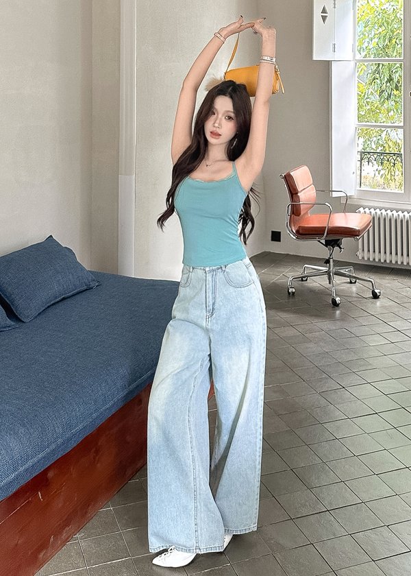 Outstanding Highwaisted Straight Cut Jeans in Light Wash *PETITE*