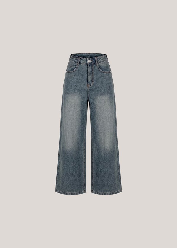 Outstanding Highwaisted Straight Cut Jeans in Vintage Wash *PETITE*