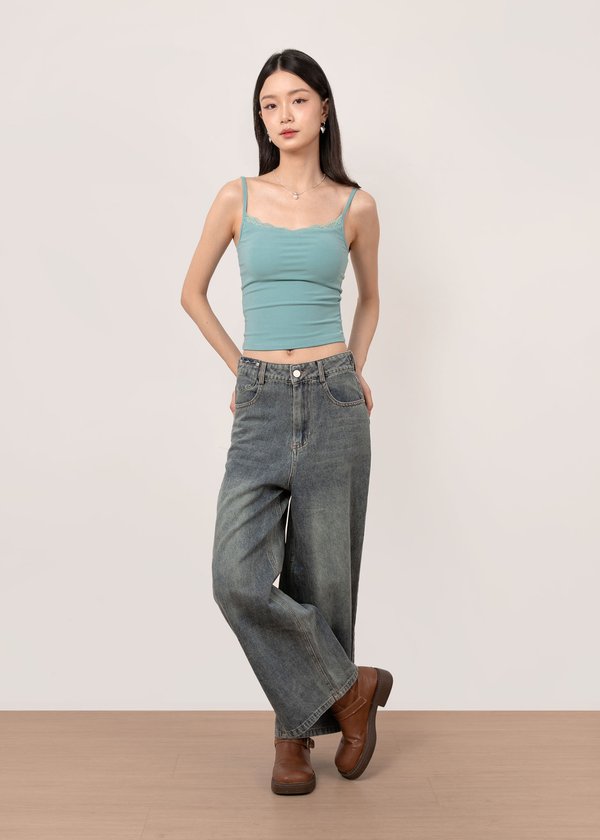 Outstanding Highwaisted Straight Cut Jeans in Vintage Wash *PETITE*