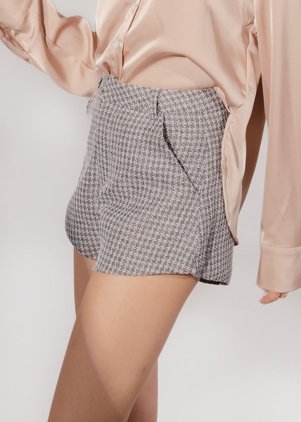 'Hips don’t lie' tweed shorts in dove grey 